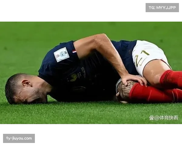 孔德被踩后痛苦倒地 法国后卫成争议判罚直接受害者